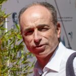 Portrait de Jean‑François Copé illustrant son parcours, ses origines familiales et son rôle dans la transformation de la ville de Meaux.