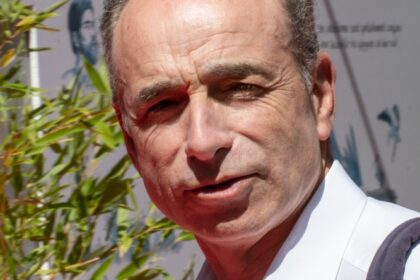 Portrait de Jean‑François Copé illustrant son parcours, ses origines familiales et son rôle dans la transformation de la ville de Meaux.