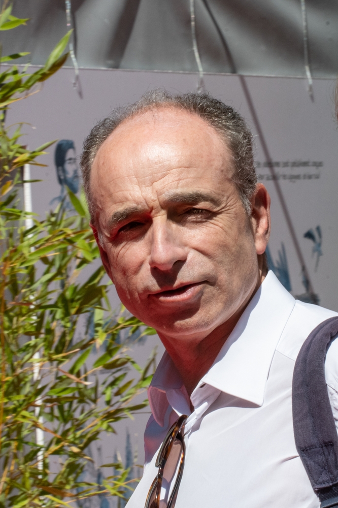 Portrait de Jean‑François Copé illustrant son parcours, ses origines familiales et son rôle dans la transformation de la ville de Meaux.