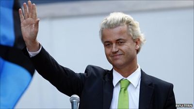 Ulcéré par les discours islamolucides de Geert Wilder – seule la vérité blesse – le gouvernement saoudien a interdit aux sociétés néerlandaises toute participation aux futurs projets commerciaux locaux, sous prétexte que le gouvernement néerlandais n’a pris aucune mesure contre le leader du Parti de la Liberté (Freedom Party) qualifié d’extrême-droite, coupable d’avoir dénigré le royaume saoudien et l’islam. Le vilain islamophobe Geert Wilders a blasphémé contre le «doux, le pacifique, le tolérant islam», il doit être puni, sinon gare aux sanctions.