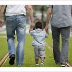 si la loi n’a pas formellement autorisé le mécanisme à leur égard, elle ne l’a pas non plus expressément condamné, comme le prouve le rejet de l’amendement visant à interdire l’adoption de l’enfant du conjoint conçu selon ce procédé.