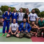 Contrairement à la majorité des arts martiaux, qui privilégient le combat debout, pieds et poings, le jiu-jitsu brésilien se focalise sur le combat au sol, domaine extrêmement technique et où le gabarit joue moins.