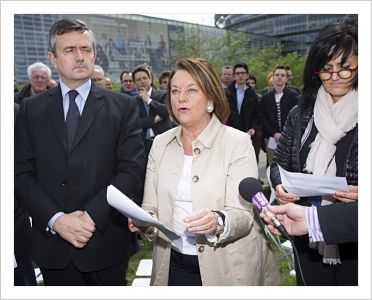 L’équipe que nous présentons est composée de femmes et d’hommes tous légitimes pour mener ce combat, engagés dans la vie politique ou issus de la société civile, dans un esprit de renouvellement et en faisant le pari de la jeunesse. « Les Européens » sont les seuls à incarner, sans ambiguïté et dans la clarté, le destin européen de la France, car pour nous l’horizon européen est le seul choix d’avenir. « Alors que les autres partis essaient d’éluder la question européenne, nous l’affirmons haut et fort, le projet européen est dans notre ADN. » déclare Nathalie Griesbeck, tête de liste dans la circonscription Est.