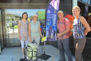 Les quatre principales routes de pèlerinage pour Saint-Jacques-de-Compostelle commencent à Paris, Vézelay, Le Puy et Arles, et chacune d'entre elles comportait un certain nombre de routes secondaires. Ainsi, vers la route de Paris convergeaient des routes provenant de Boulogne, de Tournai et des Pays-Bas, tandis que les routes provenant de Caen, du Mont-Saint-Michel et de Bretagne la rejoignaient à des points intermédiaires : Tours, Poitiers, Saint-Jean-d'Angély et Bordeaux