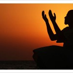 Au cours de ce mois, les musulmans ayant l'âge requis ne doivent pas manger, ne pas boire, ne pas fumer et ne pas entretenir de relations sexuelles de l'aube au coucher du soleil