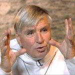 A quoi cela rime-t-il d’œuvrer à la paix entre les peuples, si dans ces mêmes peuples, on laisse faire la première des guerres, celle des plus forts contre les plus sans-défense, les plus innocents qui soient ? Pourquoi supprimer la peine de mort et l’introduire dans nos hôpitaux et maisons de retraite ? Pourquoi donc se dévouer et pacifier une société, si tout est fait pour engendrer des psycho-pathologies sociales, une société d’une violence inouïe, parce qu’on aura détruit systématiquement depuis l’enfance, tous ses repères et balises ?