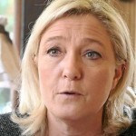 Pourquoi le Front national ne pourrait-il pas rassembler sur son nom ? Le nom même du Front national coupe Marine Le Pen d’une bonne partie de ses alliés potentiels à droite. Et autour du mot même de Front national, il y a des levées de bouclier. Ce n’est pas consensuel, c’est le moins qu’on puisse dire ! On doit avoir un président de la République qui doit être accepté par tous. Comme disait le Général de Gaulle, c’est l’homme de la nation. Il disait aussi: «Pour être l’homme de tous, il faut n’être l’homme de personne». Giscard n’était pas l’homme des Républicains indépendants. Mitterrand n’a pas été que le patron du Parti socialiste. C’est la règle de la Vème République et c’est une bonne chose (fin des extraits adaptés ; voir lien vers source en bas de page).