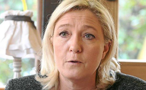 Pourquoi le Front national ne pourrait-il pas rassembler sur son nom ? Le nom même du Front national coupe Marine Le Pen d’une bonne partie de ses alliés potentiels à droite. Et autour du mot même de Front national, il y a des levées de bouclier. Ce n’est pas consensuel, c’est le moins qu’on puisse dire ! On doit avoir un président de la République qui doit être accepté par tous. Comme disait le Général de Gaulle, c’est l’homme de la nation. Il disait aussi: «Pour être l’homme de tous, il faut n’être l’homme de personne». Giscard n’était pas l’homme des Républicains indépendants. Mitterrand n’a pas été que le patron du Parti socialiste. C’est la règle de la Vème République et c’est une bonne chose (fin des extraits adaptés ; voir lien vers source en bas de page).