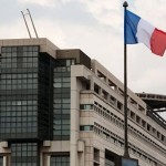 L’étude de la Fondation iFRAP insiste sur la nécessité absolue de financer les 27 milliards d’euros du Pacte de responsabilité et de solidarité par des économies sur les dépenses publiques. En effet, dans le cas contraire, la dégradation des soldes publics serait plus importante, la dette dépassant en 2016 les 96% du PIB (2.231 milliards d’euros de dette en 2017 et 1.292 milliards de dépenses publiques). Le déficit serait largement supérieur à 3% avec un risque réel de remontée des taux de la France. Remontée qui pourrait entraîner une aggravation de la charge de la dette, ce qui pourrait être extrêmement dommageable pour notre économie.