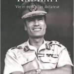 Un homme qui aura réussi à se maintenir au pouvoir pendant plus de quarante ans, malgré les incroyables obstacles et échecs rencontrés, avant de finir traqué par l'OTAN et les insurgés libyens. L'incarnation moderne d'un personnage shakespearien