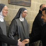 Ensuite, chacun sait que les « machins » (ONU et UE) ne servent à rien et que, si la France a quelque chose à dire ou à faire, qu’elle s’exprime et qu’elle le fasse sans attendre une autorisation. C’est M. Sarkozy qui a imposé le traité de Lisbonne et fait de l’Union Européenne ce qu’elle est : « l’ashtonisation inspiré du nom de Catherine Ashton, un savant mélange de manque d’anticipation, de réactivité et de cohérence diplomatiques, d’absence d’ambitions stratégiques » (Le Monde du 22 août 2014).