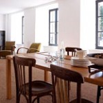 Sur la route de Saint-Jacques-de-Compostelle, cette maison accueille des hôtes dans une ambiance vintage qui fleure bon la campagne... Vaste pièce pour se détendre ou la déco oscille entre authenticité et modernité. On trouve ça et là des objets chinés, récupérés au fil du temps. Un choix de couleurs chaudes et chaleureuses pour cette grande pièce à vivre. Skis vintage et poêle à bois Deom Turbo.