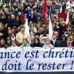 Les intervenants viennent d'horizons divers - avec entre autres un penseur nationaliste, des abbés ou un philosophe encarté à l'UMP - et tous partagent des valeurs qu'ils jugent bafouées par les lois de la gauche. Ils ont perdu le combat contre le mariage homosexuel, mais la prochaine bataille, contre l'euthanasie, est déjà dans toutes les têtes. En début d'après-midi, (...) François-Xavier Peron, membre de Civitas, en appelle à la pugnacité des fidèles avec ce message : "Aujourd'hui, ce n'est pas encore "éthique" de débrancher Vincent Lambert, mais demain, ça le sera."