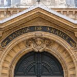 Client consultant ses frais bancaires sur un relevé, illustrant la hausse des frais de tenue de compte et les démarches pour les refuser.