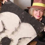 Ce qui interpelle lorsqu’on pénètre dans l’atelier de Sophie, ce n’est pas l’étalage de la nudité, c’est le respect dû à l’amour du corps. Ce corps jubilatoire qui exprime toute la reconnaissance de cette grande liberté que lui accorde l’artiste