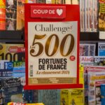 Salle de rédaction ou couverture du magazine Challenges illustrant son rôle dans la presse économique française.