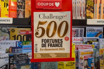 Salle de rédaction ou couverture du magazine Challenges illustrant son rôle dans la presse économique française.