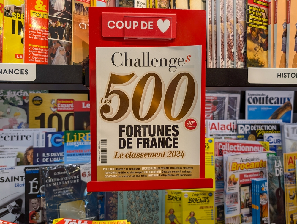 Salle de rédaction ou couverture du magazine Challenges illustrant son rôle dans la presse économique française.