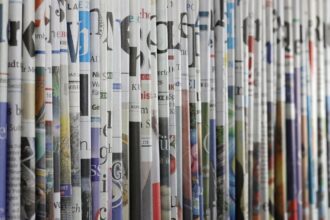 Façade ou salle de rédaction du journal Les Échos, illustrant son rôle central dans l’information économique française.