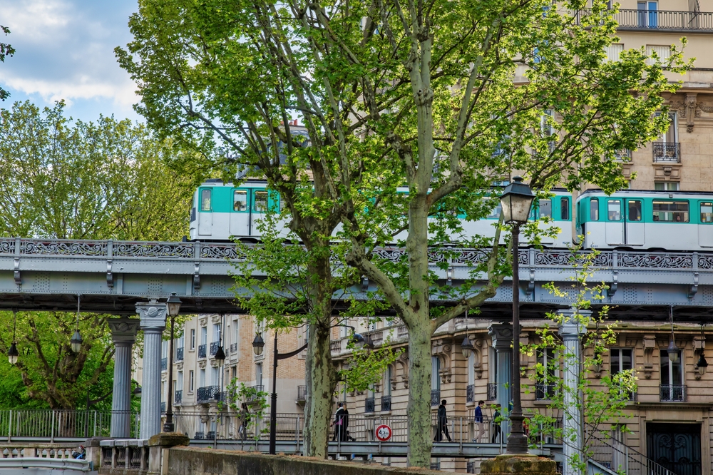 Inauguré en 1900, le métro parisien est aujourd’hui l’un des symboles les plus marquants de la ville lumière. Avec ses 16 lignes et plus de 300 stations, il reflète l’histoire, l’urbanisme et l’effervescence de Paris. De sa naissance à son expansion continue, retour sur l’histoire fascinante de ce moyen de transport devenu incontournable.