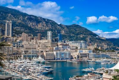Vue sur les résidences de luxe à Monte-Carlo, symbole d’un investissement immobilier haut de gamme en Principauté de Monaco.