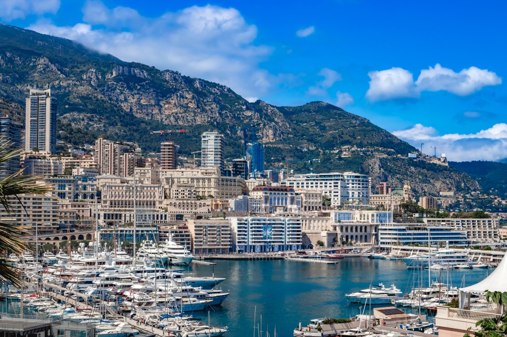 Vue sur les résidences de luxe à Monte-Carlo, symbole d’un investissement immobilier haut de gamme en Principauté de Monaco.