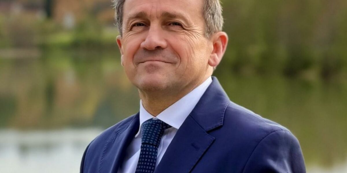 Philippe Moreau, maire de Nogent-sur-Vernisson, exprimant son inquiétude face aux dérives symboliques et à la mise en scène du chaos.