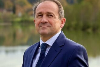 Philippe Moreau, maire de Nogent-sur-Vernisson, exprimant son inquiétude face aux dérives symboliques et à la mise en scène du chaos.