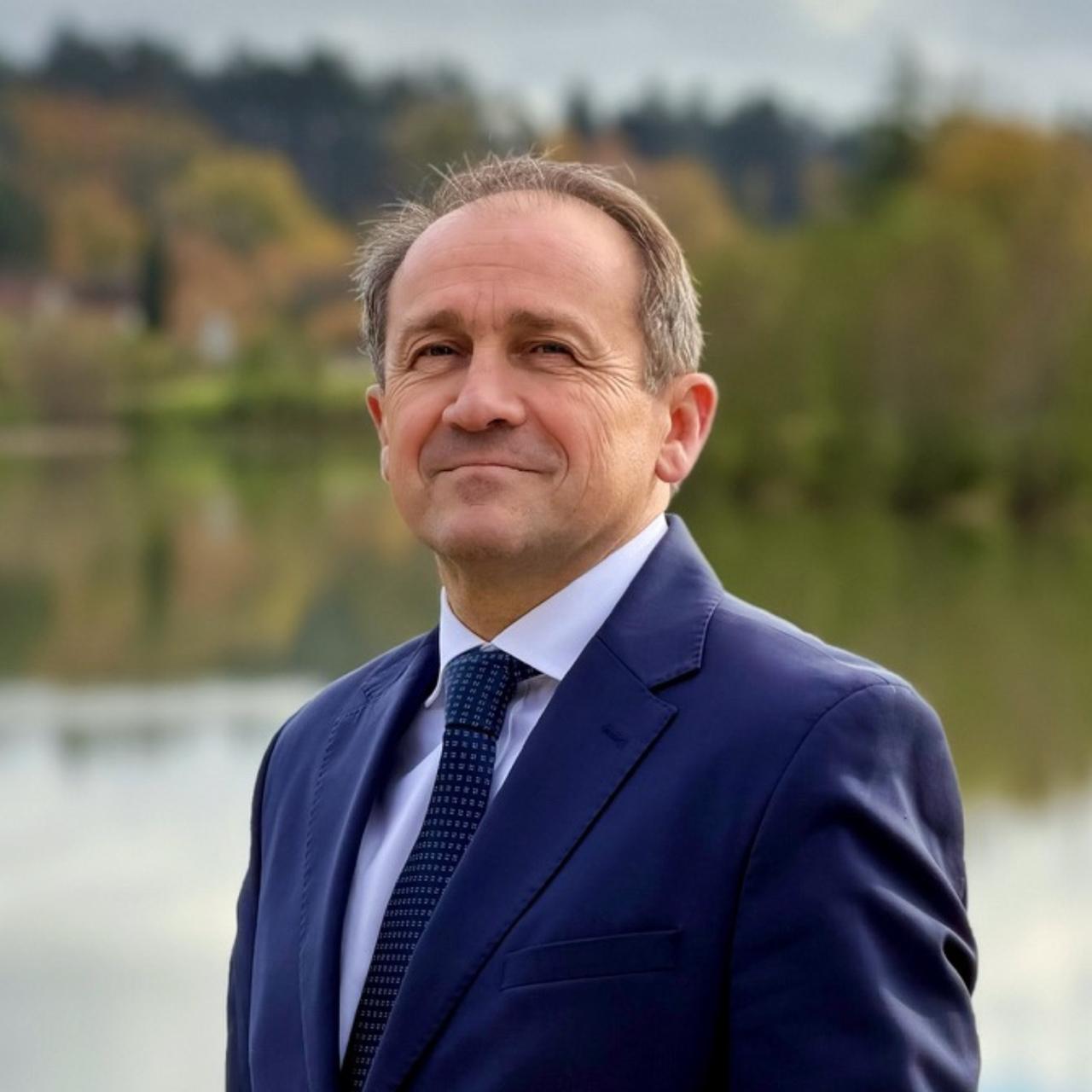 Philippe Moreau, maire de Nogent-sur-Vernisson, exprimant son inquiétude face aux dérives symboliques et à la mise en scène du chaos.