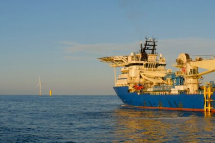 Carte des câbles sous‑marins illustrant les enjeux de souveraineté numérique et les tensions géopolitiques entre l’Europe, les États‑Unis et la Chine.