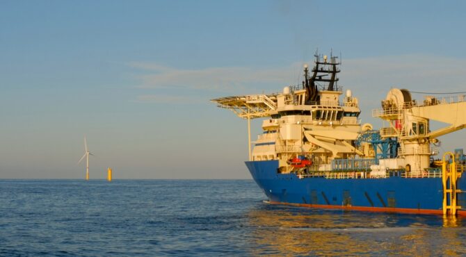 Carte des câbles sous‑marins illustrant les enjeux de souveraineté numérique et les tensions géopolitiques entre l’Europe, les États‑Unis et la Chine.