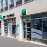 Salariés de banques françaises manifestant contre les restructurations et suppressions de postes.