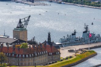 Paysage du Groenland illustrant les tensions géopolitiques entre le Danemark et les États‑Unis autour de la souveraineté et des enjeux arctiques.