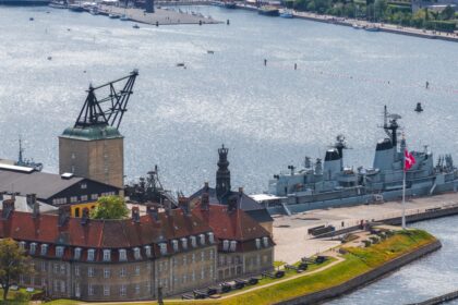 Paysage du Groenland illustrant les tensions géopolitiques entre le Danemark et les États‑Unis autour de la souveraineté et des enjeux arctiques.