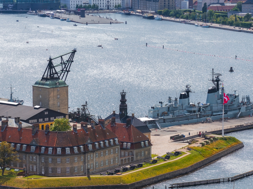 Paysage du Groenland illustrant les tensions géopolitiques entre le Danemark et les États‑Unis autour de la souveraineté et des enjeux arctiques.