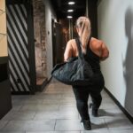 Photographie d’une personne de petite taille dans un espace public, illustrant les obstacles quotidiens et le manque d’accessibilité en France.