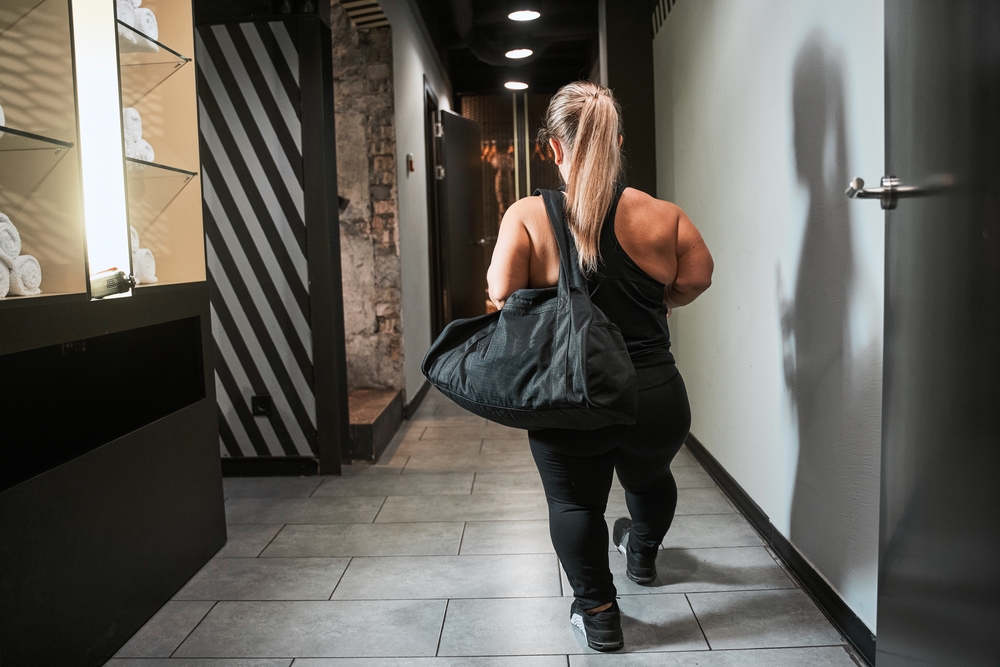 Photographie d’une personne de petite taille dans un espace public, illustrant les obstacles quotidiens et le manque d’accessibilité en France.