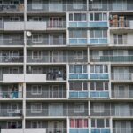 Quartier urbain symbolisant fractures sociales et radicalisation.