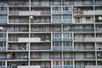 Quartier urbain symbolisant fractures sociales et radicalisation.