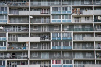 Quartier urbain symbolisant fractures sociales et radicalisation.