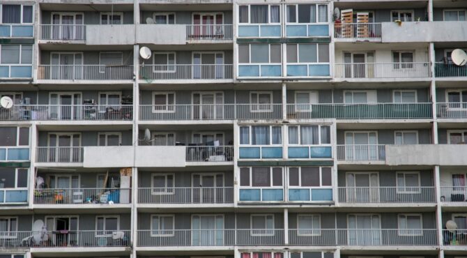 Quartier urbain symbolisant fractures sociales et radicalisation.