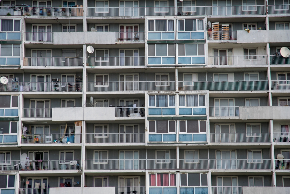 Quartier urbain symbolisant fractures sociales et radicalisation.