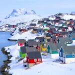 Drapeau du Groenland à Nuuk illustrant la montée de l’indépendantisme et les aspirations à la souveraineté face au Danemark.