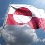 Le drapeau Erfalasorput flottant à Nuuk, symbole fort du nationalisme groenlandais et de l’affirmation de l’identité inuit.