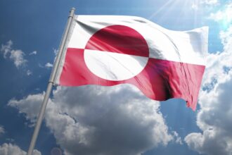 Le drapeau Erfalasorput flottant à Nuuk, symbole fort du nationalisme groenlandais et de l’affirmation de l’identité inuit.