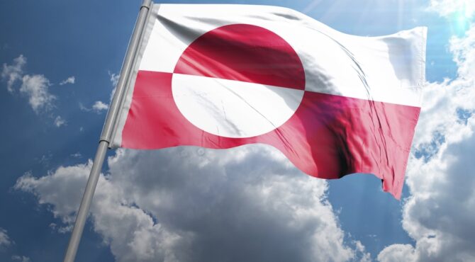 Le drapeau Erfalasorput flottant à Nuuk, symbole fort du nationalisme groenlandais et de l’affirmation de l’identité inuit.