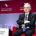 Portrait de Jacques Attali illustrant une tribune sur l’autonomie stratégique européenne face aux États‑Unis.