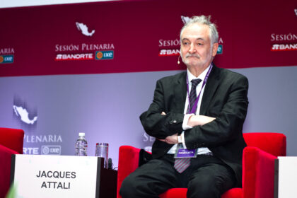Portrait de Jacques Attali illustrant une tribune sur l’autonomie stratégique européenne face aux États‑Unis.