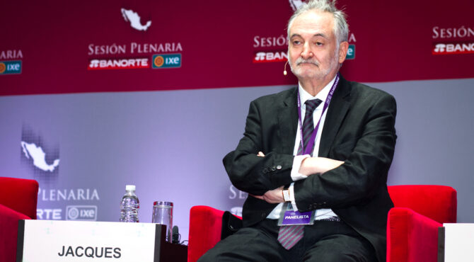 Portrait de Jacques Attali illustrant une tribune sur l’autonomie stratégique européenne face aux États‑Unis.