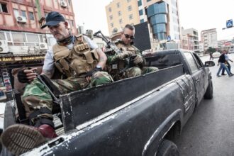 Miliciens irakiens présents en Iran illustrant les enjeux sécuritaires et politiques transfrontaliers au Moyen‑Orient.